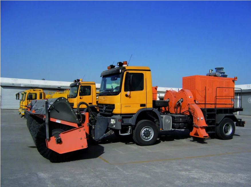 Snow Removal Vehicle / Road Clearing Equipment